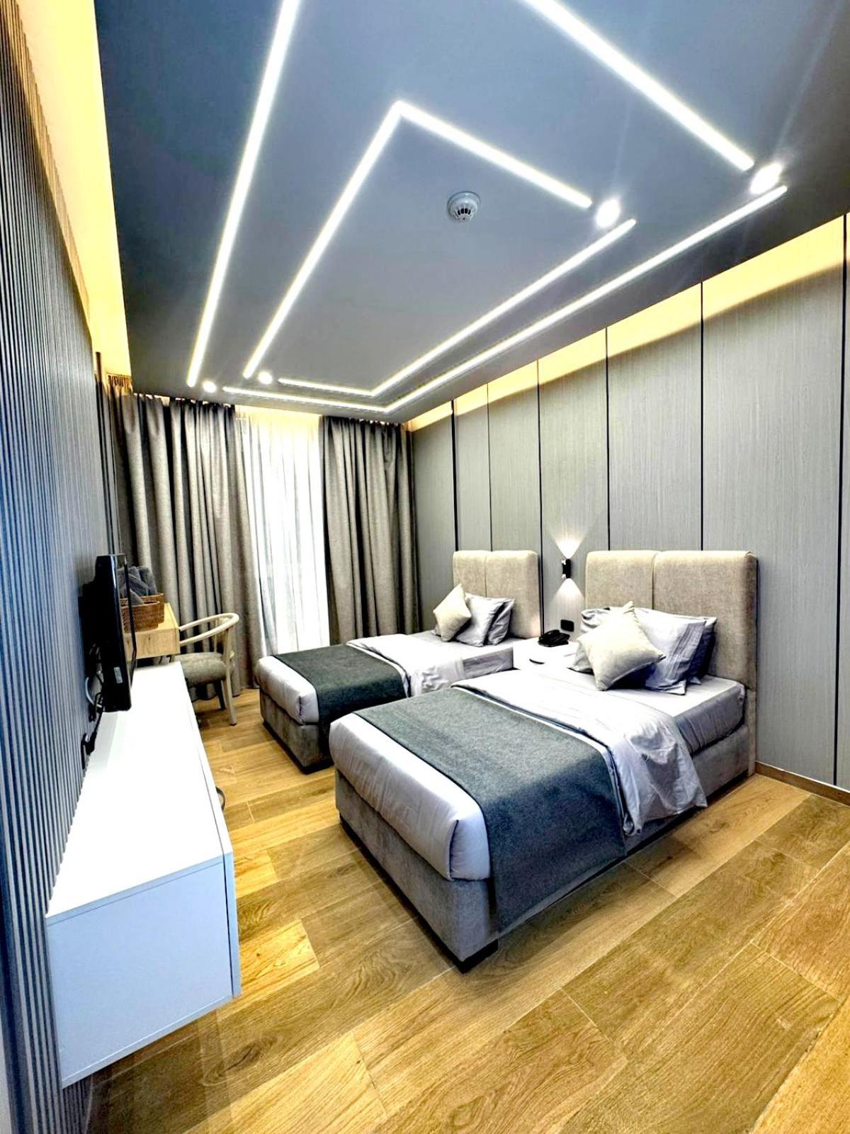 Queens Suite Hotel Beirut Esterno foto